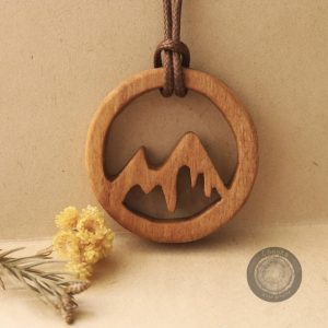 گردنبند چوبی طرح کوه برفی